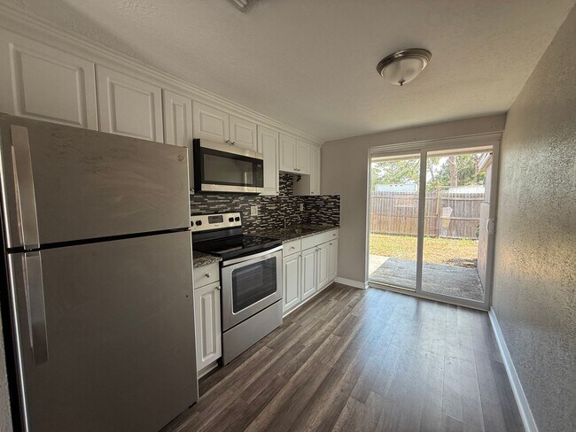 Photo - 2 Bedroom 1 Bath Duplex with Washer/Dryer!...