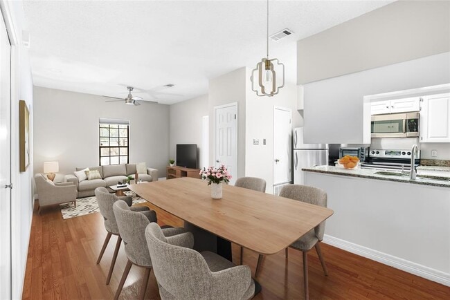 Building Photo - 1307 Kinney Ave Unit 102