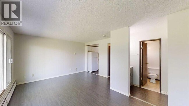 Photo - 5117-5144 44 St