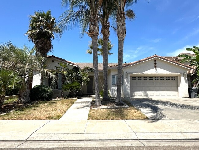 Building Photo - Beautiful North Merced Home in a Prime Location