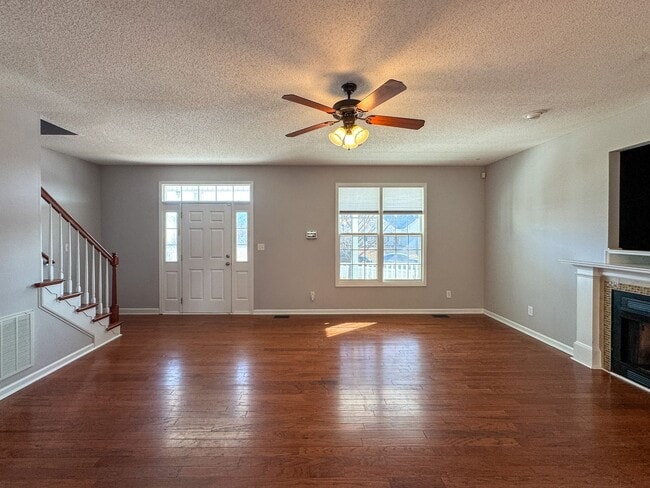 Photo - Beautiful 4 Bed 2.5 Bath Home with Fenced Backyard