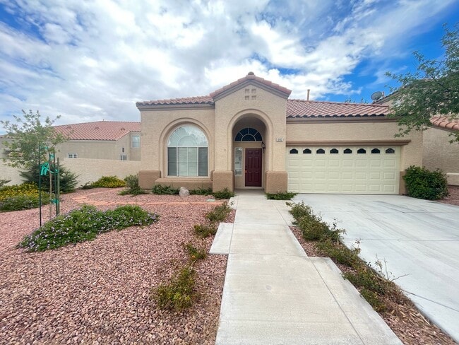 Building Photo - Gorgeous 2-story home in the Green Valley ...