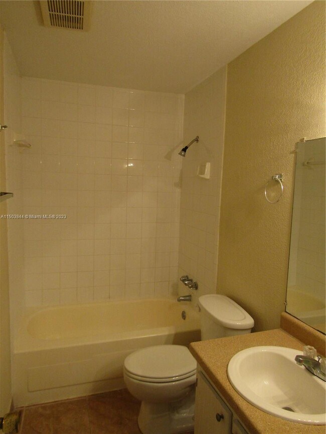 Photo - 411 Executive Center Dr Unidad 210