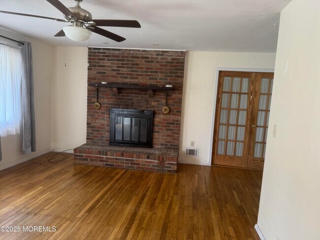 Photo - 716 Shell Pl