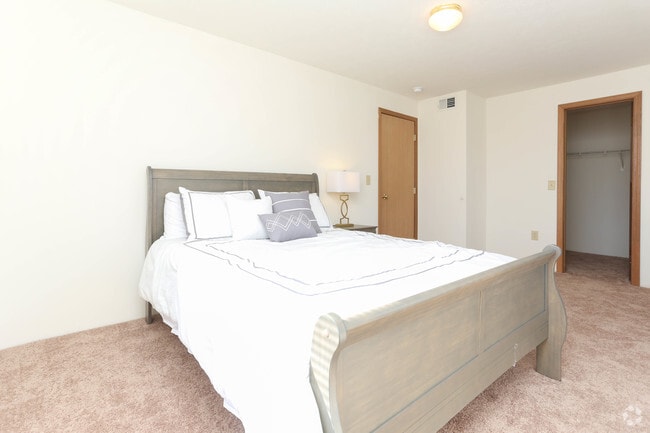 2BR, 1BA - 960 SF - Bedroom