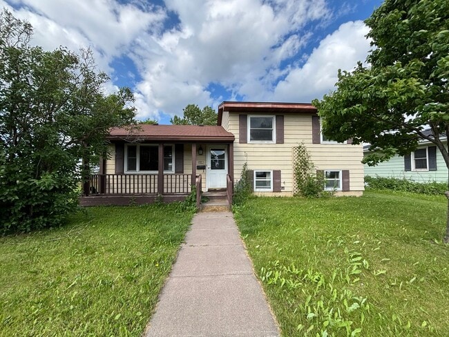 Building Photo - Spacious 3-Bed, 2-Bath Home with Garage, 3...