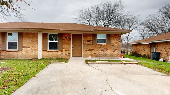 Building Photo - REDUCED TO $1,095! NEW FLOORS, NEW PAINT, ... Rental