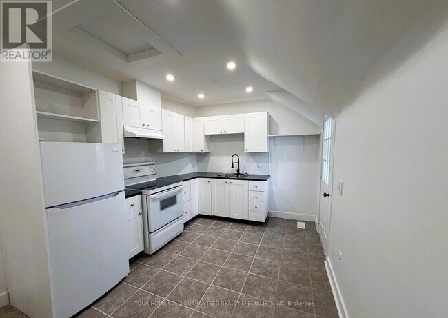 Photo - 98 Wellington St E