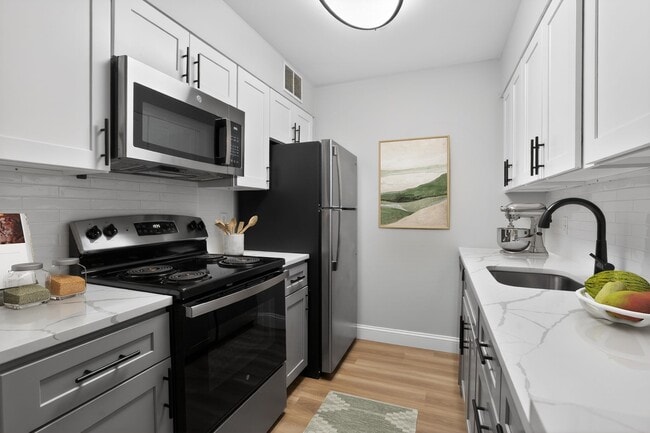 Mejora tu calidad de vida en Bay Ridge at Nashua Apartments, con cocinas modernas equipadas con electrodomésticos de acero inoxidable y acabados elegantes. Disfruta de comodidad y conveniencia en una comunidad acogedora. ¡Agenda una visita hoy mismo para conocer tu nuevo hogar! - Bay Ridge at Nashua Apartments