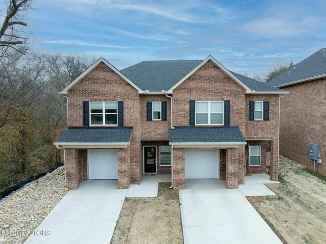 Building Photo - For Rent – Modern 2BR/2.5BA Townhome in Prime Knoxville Location! MOVE IN SPECIAL $1000 off firs...