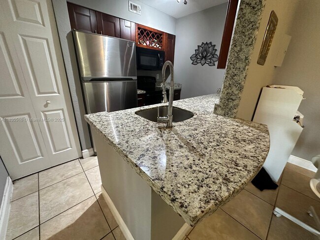 Photo - 2841 N Oakland Forest Dr Unidad 205 Rental