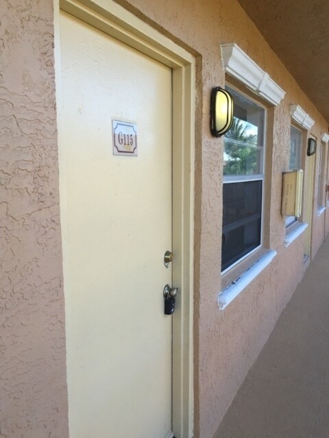 Nice 1-1 Condo Apartment with Central AC, Pool, & Laundry - Nice 1-1 Condo Apartment with Central AC, Pool, & Laundry