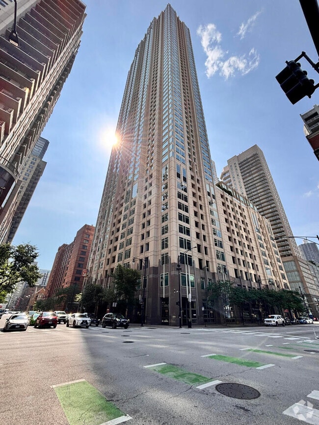 Building Photo - 33 W Ontario St Unit 32D Rental