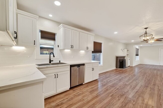 Photo - 4520 Sharon St