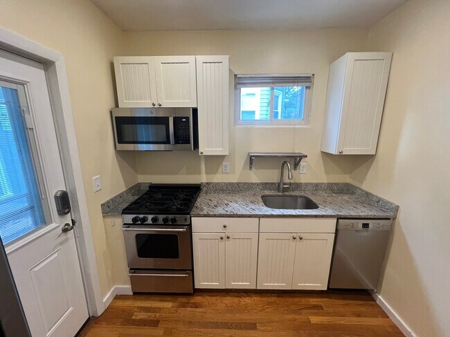 Building Photo - 2 Otis St Unit 2 Ottis St Rental