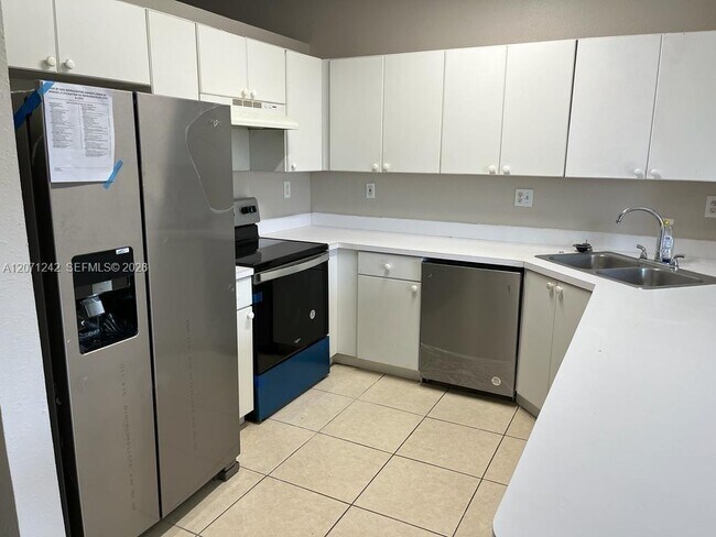 Photo - 6940 NW 179th St Unidad 404-7