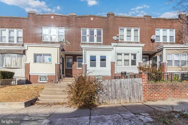 Photo - 1929 W Sparks St