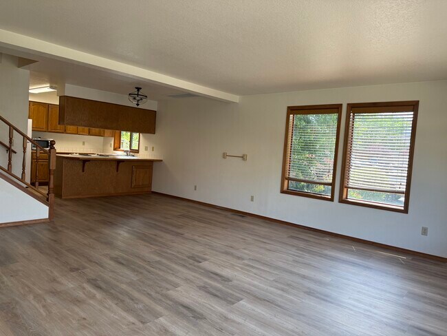 Photo - 703 E Manitoba Ave