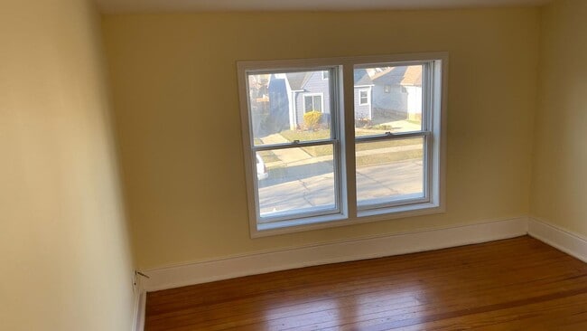 Building Photo - 3 Bedroom Home