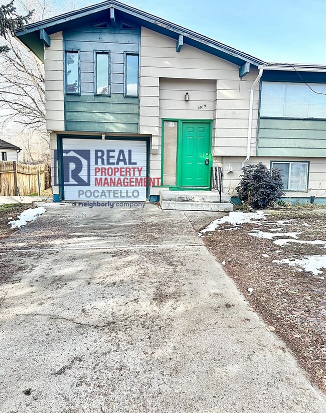 Building Photo - Spacious 4 Bed / 2 Bath Duplex | Garage + Split-Level Layout | Pet Negotiable