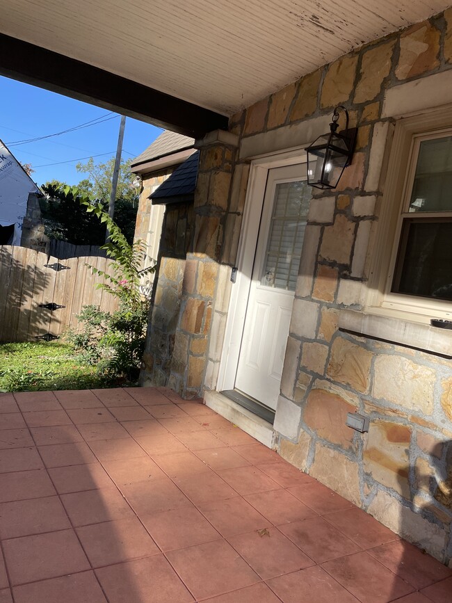 Private Entrance to Upstairs APT B - 433 N Cypress St Unit B