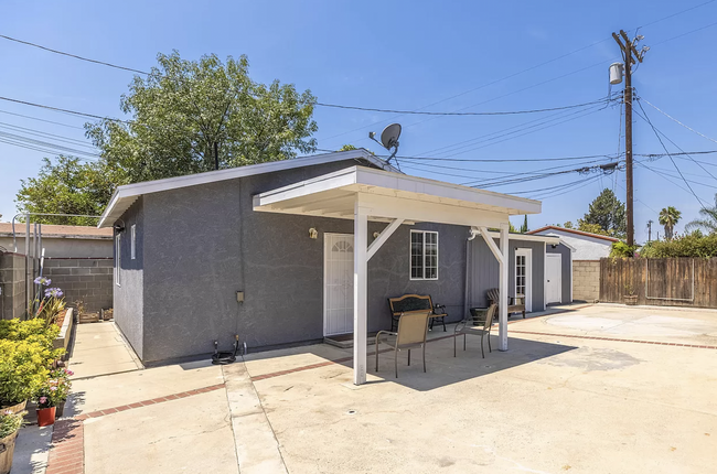 Front + patio - 14174 Osborne St Casa