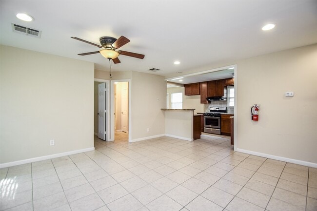 Photo - 6430 Saxet St