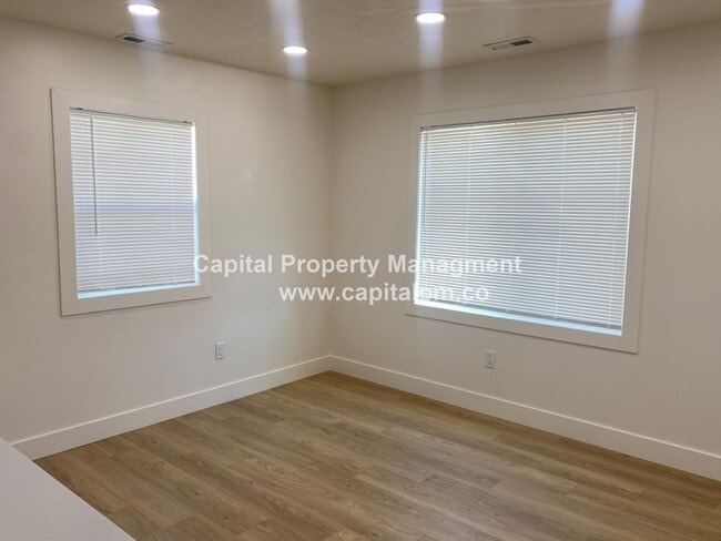 Photo - 915 Crandall Ave S