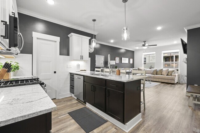 Building Photo - 127 E 8th Ave