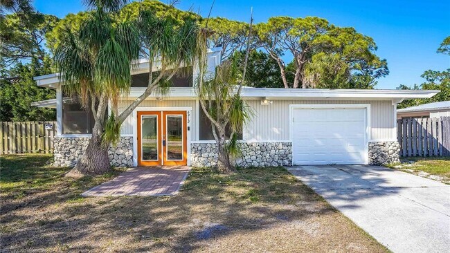 Photo - 6912 Alderwood Dr