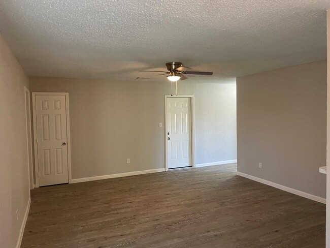 Photo - 4914 Fairgreen Ln