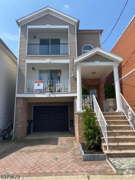 Building Photo - 144 Port Ave Unit 2 Rental
