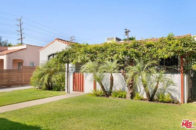 Building Photo - 813 N Orange Grove Ave Rental