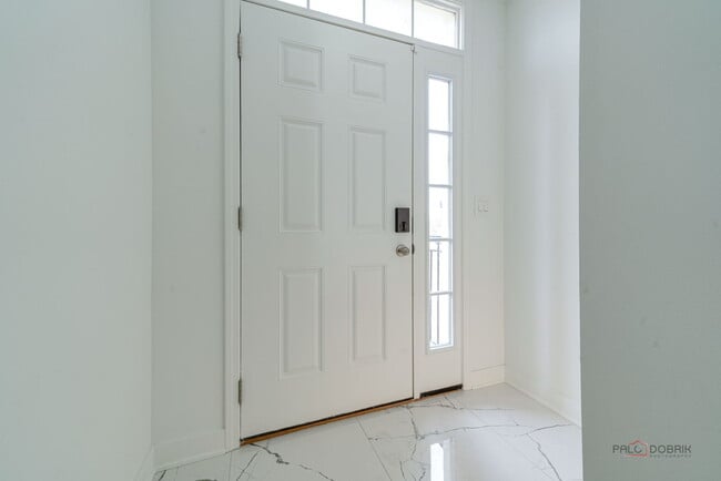 Photo - 667 W Hickory St