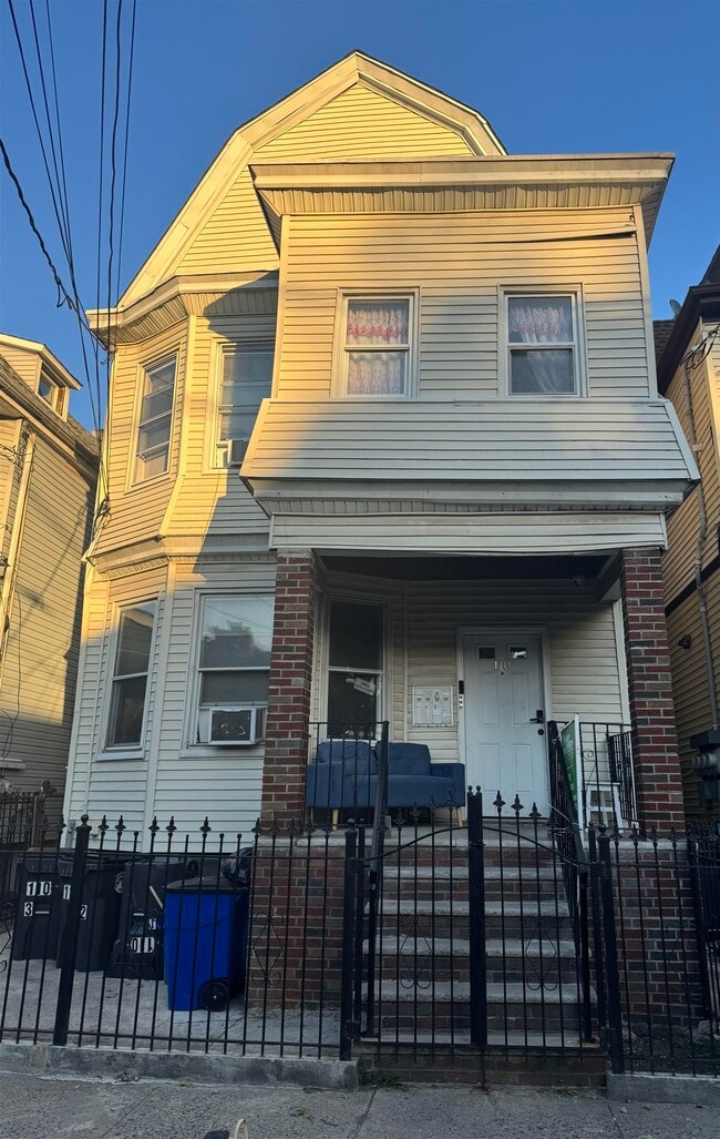 Building Photo - 110 Lincoln Ave Unit 3