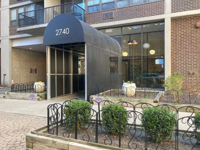 Building Photo - 2740 N Pine Grove Ave Unit 19D Rental