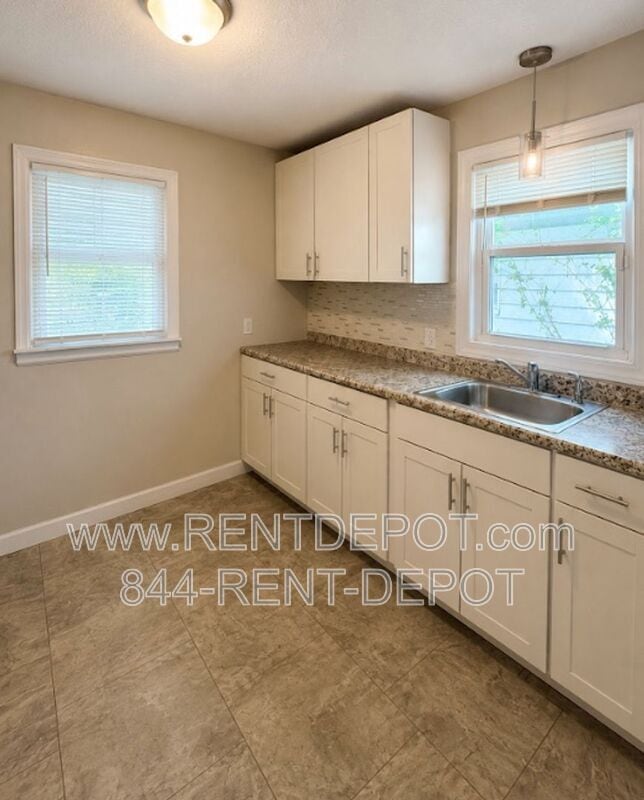 Photo - 715 E Riverside Dr