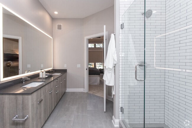 1BR, 1BA - 738SF