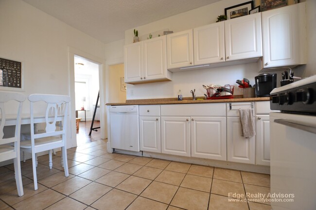 Photo - 166 Kelton St