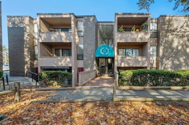 Building Photo - 10 Shrewsbury Green Dr Unit J