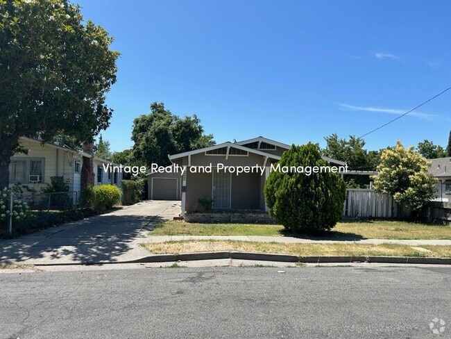Building Photo - Updated Single Story 3 Bedroom Home That I...
