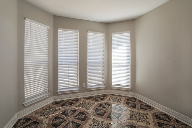 312 W Windsor Dr