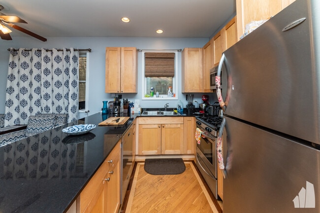 Photo - 2043 W Erie St Unit 2E