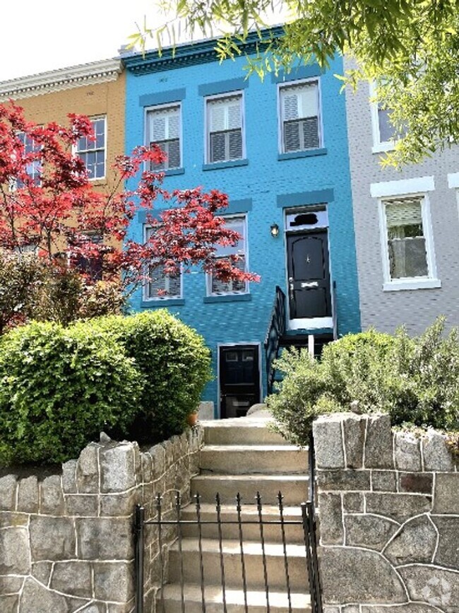 Building Photo - Stunning 4 BR/3.5 Townhome in Barney Circle!