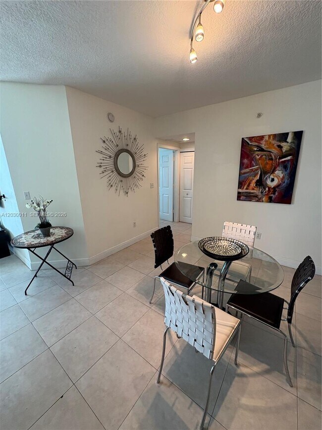 Photo - 275 NE 18th St Unidad 1709