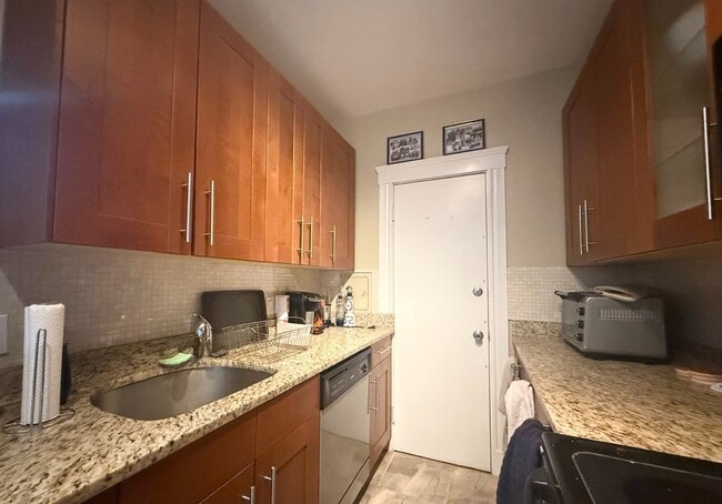 Building Photo - 2 Sutherland Rd Unit 32 Rental