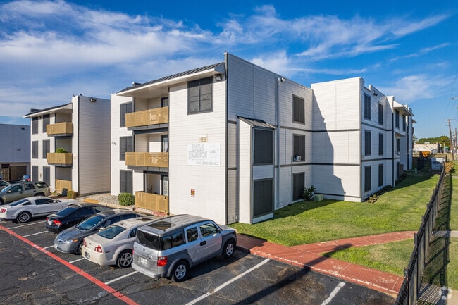 Photo - Parea Oak Lawn