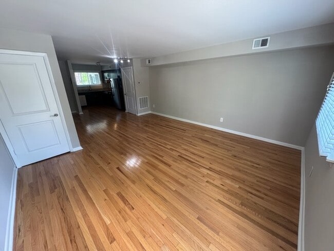 Building Photo - Spacious 2 Bedroom 1.5 Bath townhome available. ?