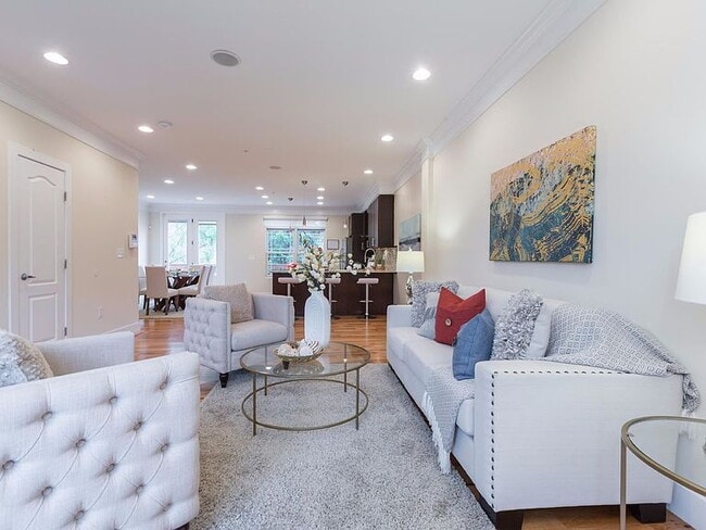 Building Photo - "Spacious Urban Living: Luxurious 4-Bed, 4-Bath Duplex in the Heart of Washington, DC!"