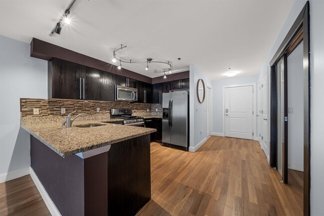 Building Photo - 5711 Jefferson St Unit 204